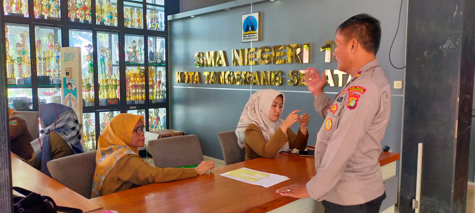 Unit Binmas Polsek Ciputat Timur Jalin Silaturahmi ke SMAN 1 Ciputat