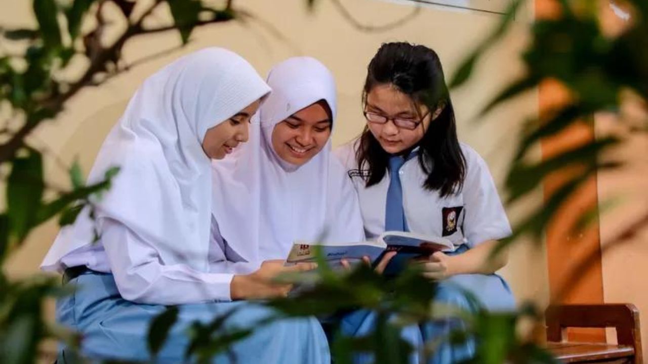 foto anak sekolah sma. ilustrasi jurusan ipa, ips dihapus