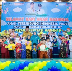 walikota tangsel benyamin davnie bersama anak-anak memperingati hari anak