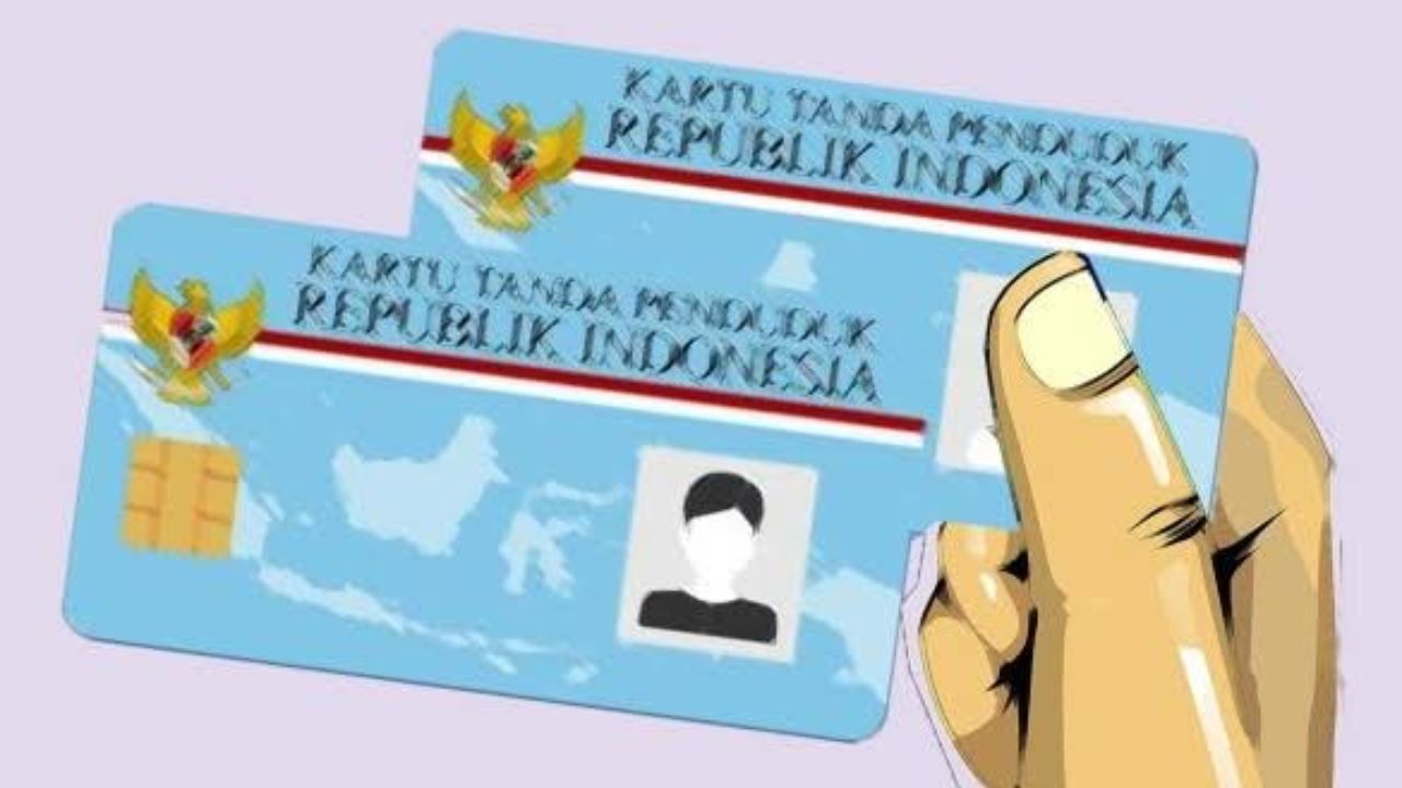 Foto KTP. Ilustrasi Dukcapil Tangsel: 20.245 Warga Pindah KTP dari Jakarta, Jadi Pemilih Baru di Pilkada 2024