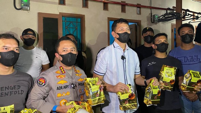 Polda Metro Jaya meringkus seorang kakek berusia 77 tahun terkait kasus peredaran narkoba jenis sabu di kawasan Pagedangan, Tangerang.