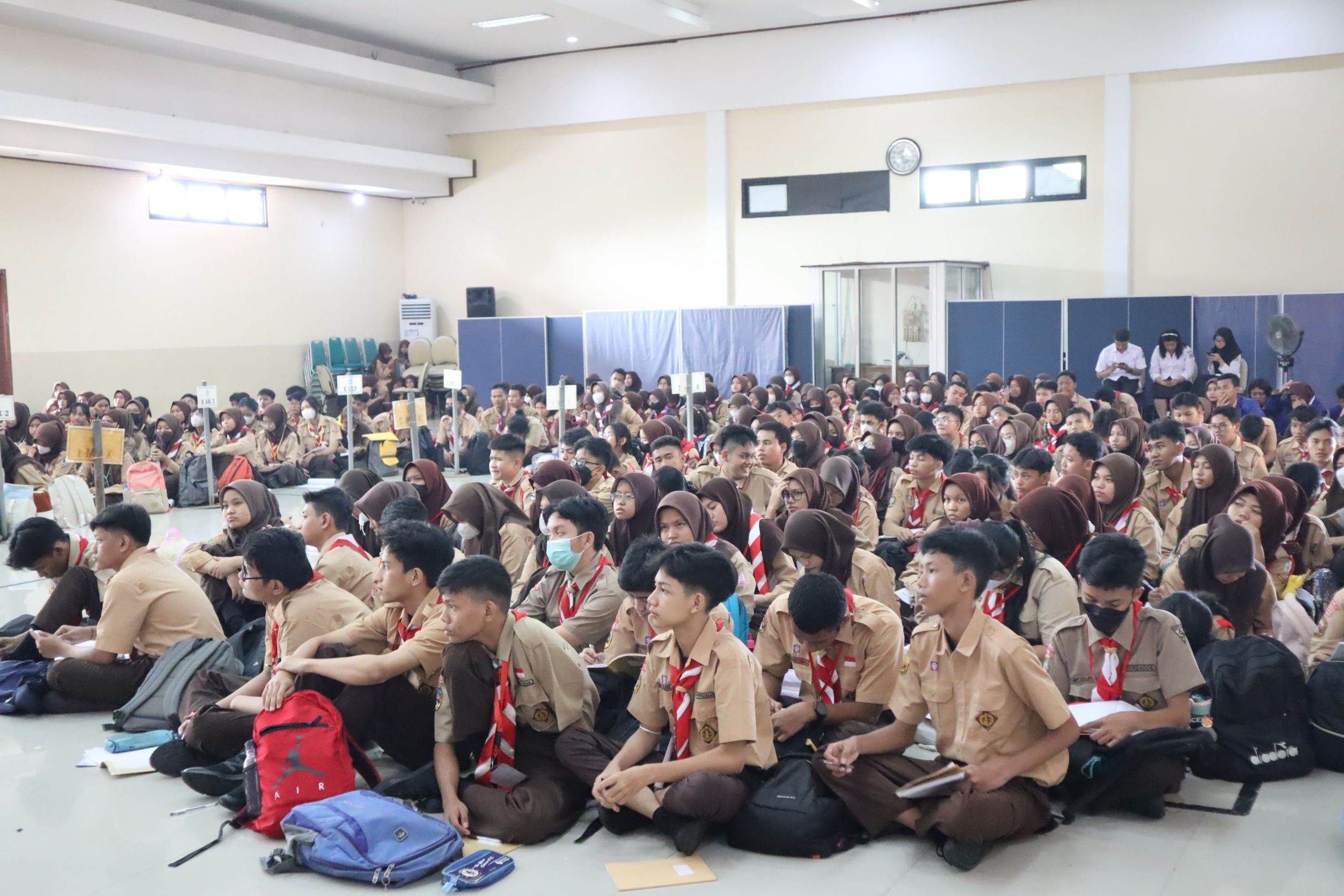 ilustrasi siswa di smkn 8 jakarta mengikuti mpls, tahun ajaran 2024/2025 kemendikbudristek telah merilis juknis dan tema