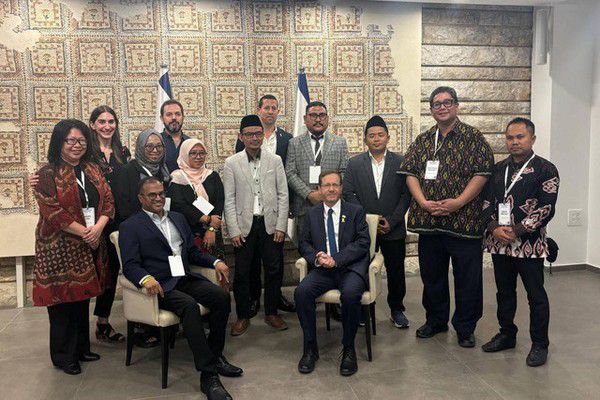 Foto lima tokoh NU atau Nahdliyin bersama presiden Israel. (dok: Ist)