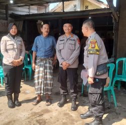 Personil Polsek Ciputat Timur turut bertakziah dan mengantar ke pemakaman atas wafatnya istri dari Bapak RT 010/01