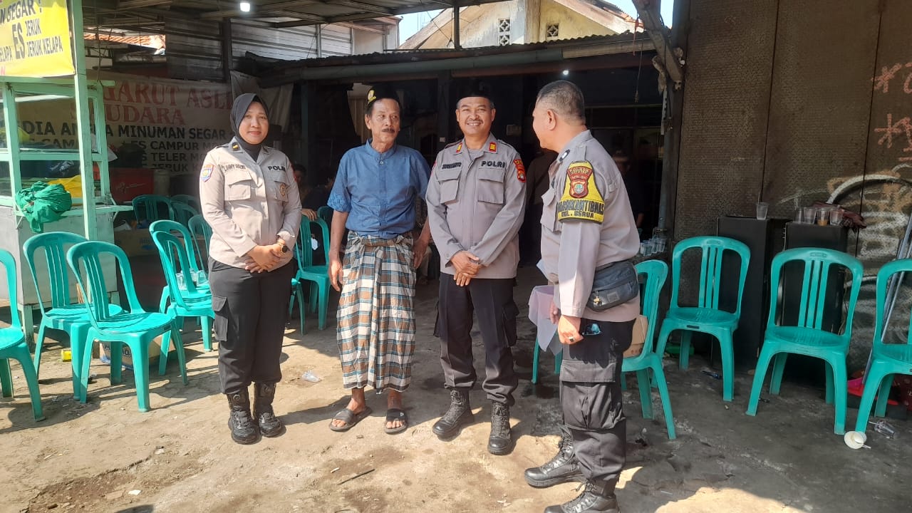 Personil Polsek Ciputat Timur turut bertakziah dan mengantar ke pemakaman atas wafatnya istri dari Bapak RT 010/01