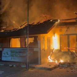 Pos Polisi yang berada di Jalan Graha Raya Bintaro, Kecamatan Pondok Aren, Kota Tangerang Selatan (Tangsel) terbakar pada Selasa malam