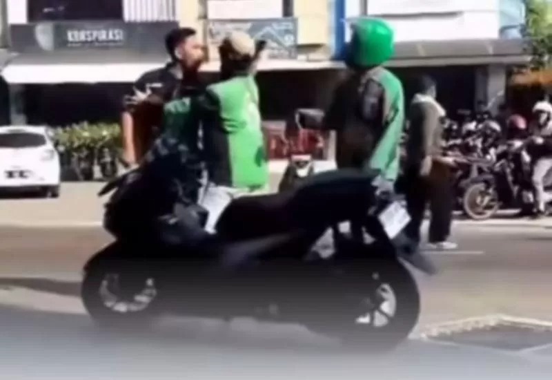 tangkapan layar momen saat sopir towing pukul ojol di Tangsel