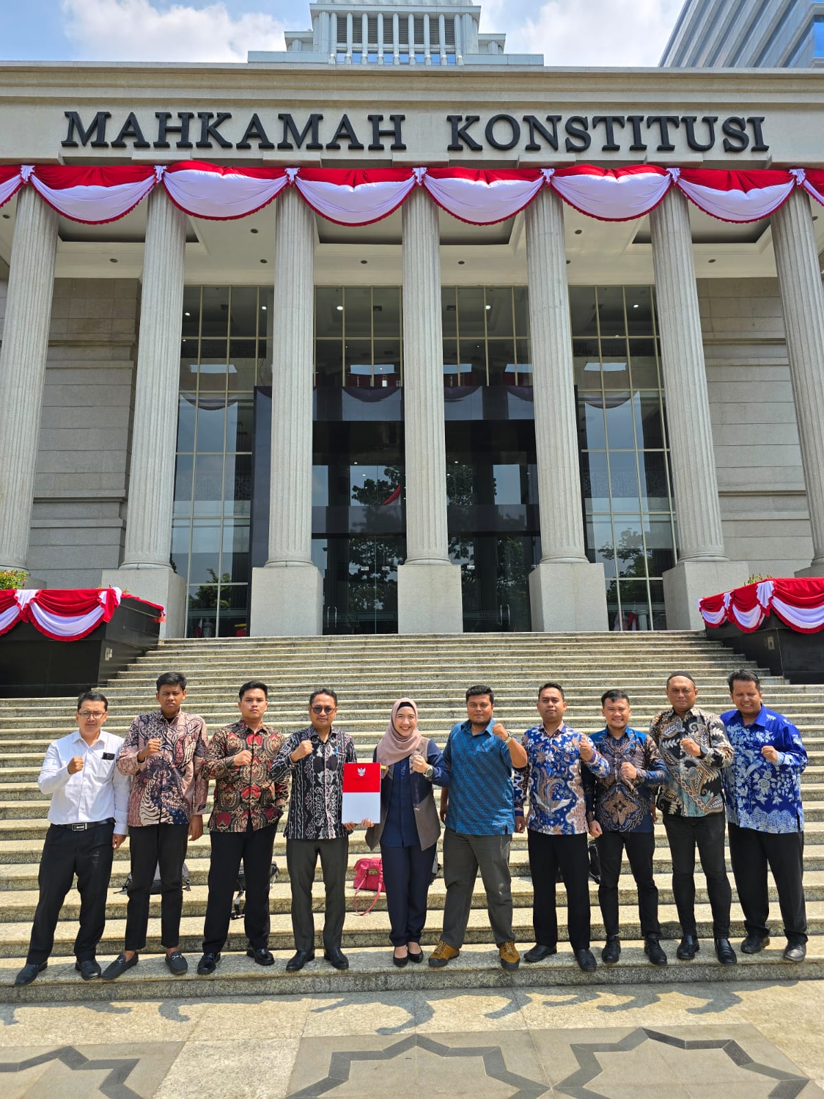 TIM AMANAT di depan gedug mahkamah konstitusi untuk mengAjukan Pengujian UU Advokat ke MK