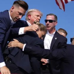 calon presiden AS donal trump mengalami peristiwa naas saat kampanye, seseorang melepaskan peluru. trump sendiri mengalami luka di telinga kanan