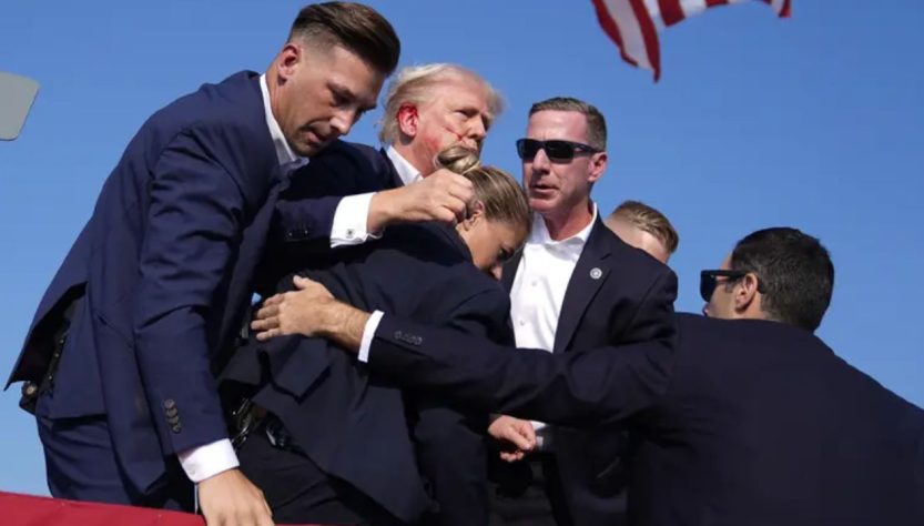 calon presiden AS donal trump mengalami peristiwa naas saat kampanye, seseorang melepaskan peluru. trump sendiri mengalami luka di telinga kanan