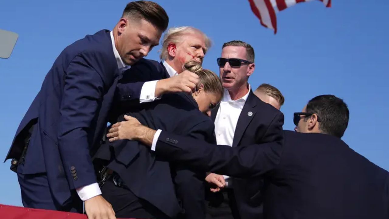calon presiden AS donal trump mengalami peristiwa naas saat kampanye, seseorang melepaskan peluru. trump sendiri mengalami luka di telinga kanan