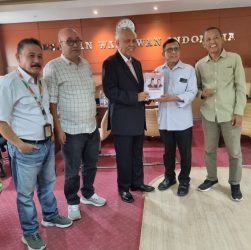 Otto Cornelis Kaligis menyerahkan buku karyanya berjudul "Prabowo Gibran, Presiden dan Wakil Presiden 2024-2029 ke Hendry Ch Bangun
