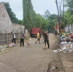 Babinsa Koramil 01/Tgr Bersama Warga Kelapa Indah Gelar Kerja Bakti Antisipasi Banjir dan DBD