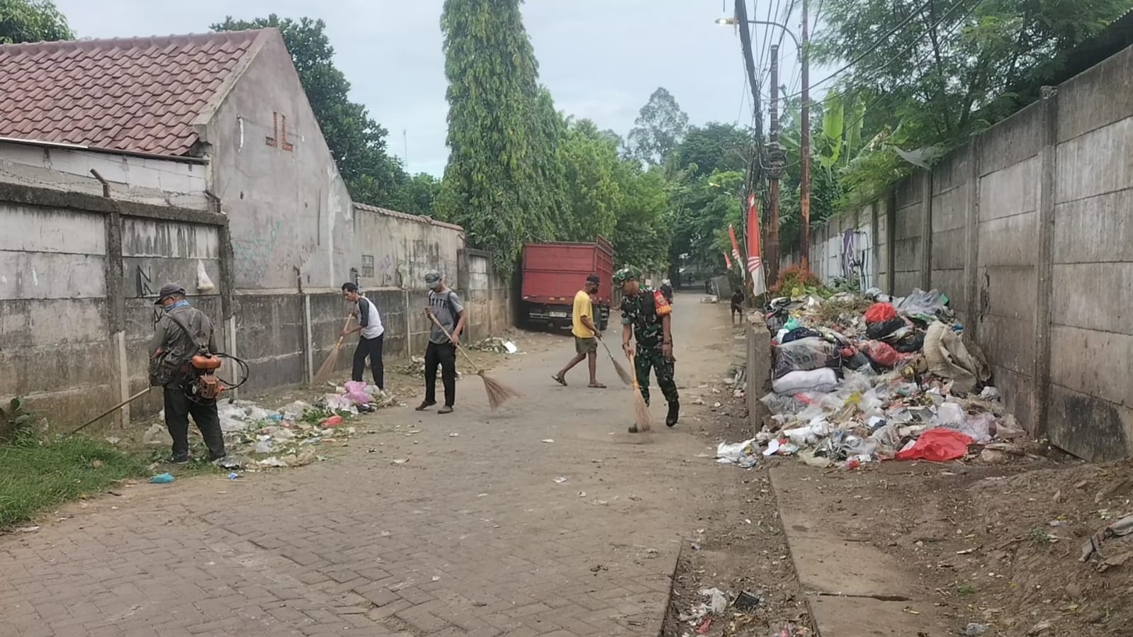Babinsa Koramil 01/Tgr Bersama Warga Kelapa Indah Gelar Kerja Bakti Antisipasi Banjir dan DBD