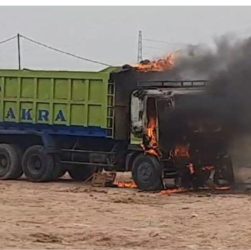 truk dibakar warga di tangerang