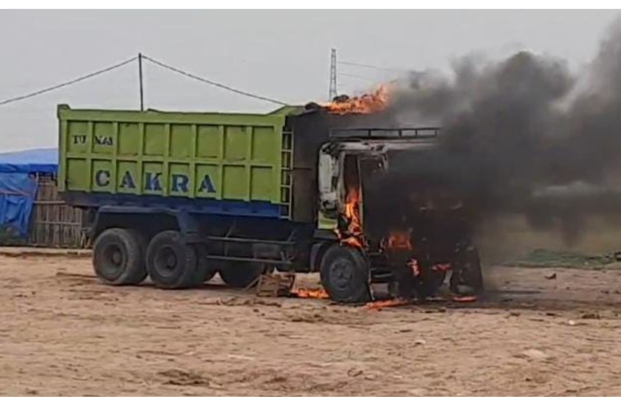 truk dibakar warga di tangerang