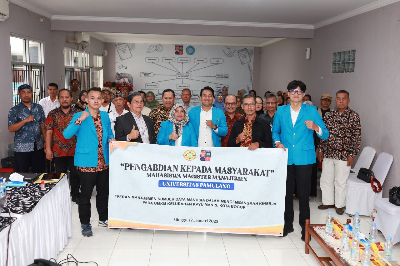 Sebanyak 22 mahasiswa dari Program Studi Magister Manajemen Kelas 01S2ME001 Angkatan 2024/2025 Universitas Pamulang (UNPAM) mengadakan kegiatan Pengabdian Kepada Masyarakat (PKM) di Kelurahan Kayumanis,