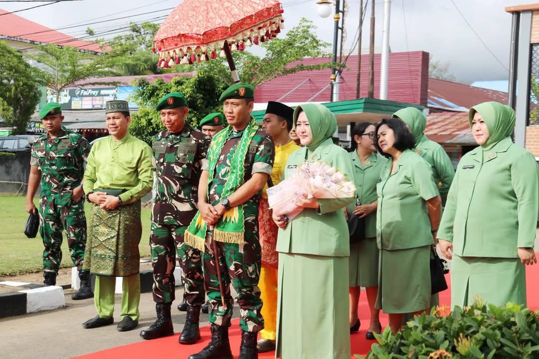 Kunker Perdana, Danrem 121/Abw dan Ketua Persit KCK Sambangi Kodim 1203/Ktp