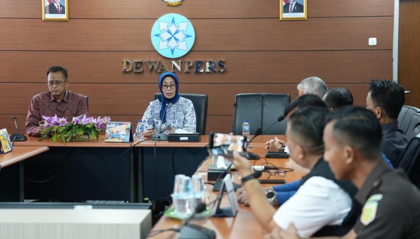 Dewan Pers Teliti Kasus Tian Bahtiar, Minta Kejagung Alihkan Penahanan