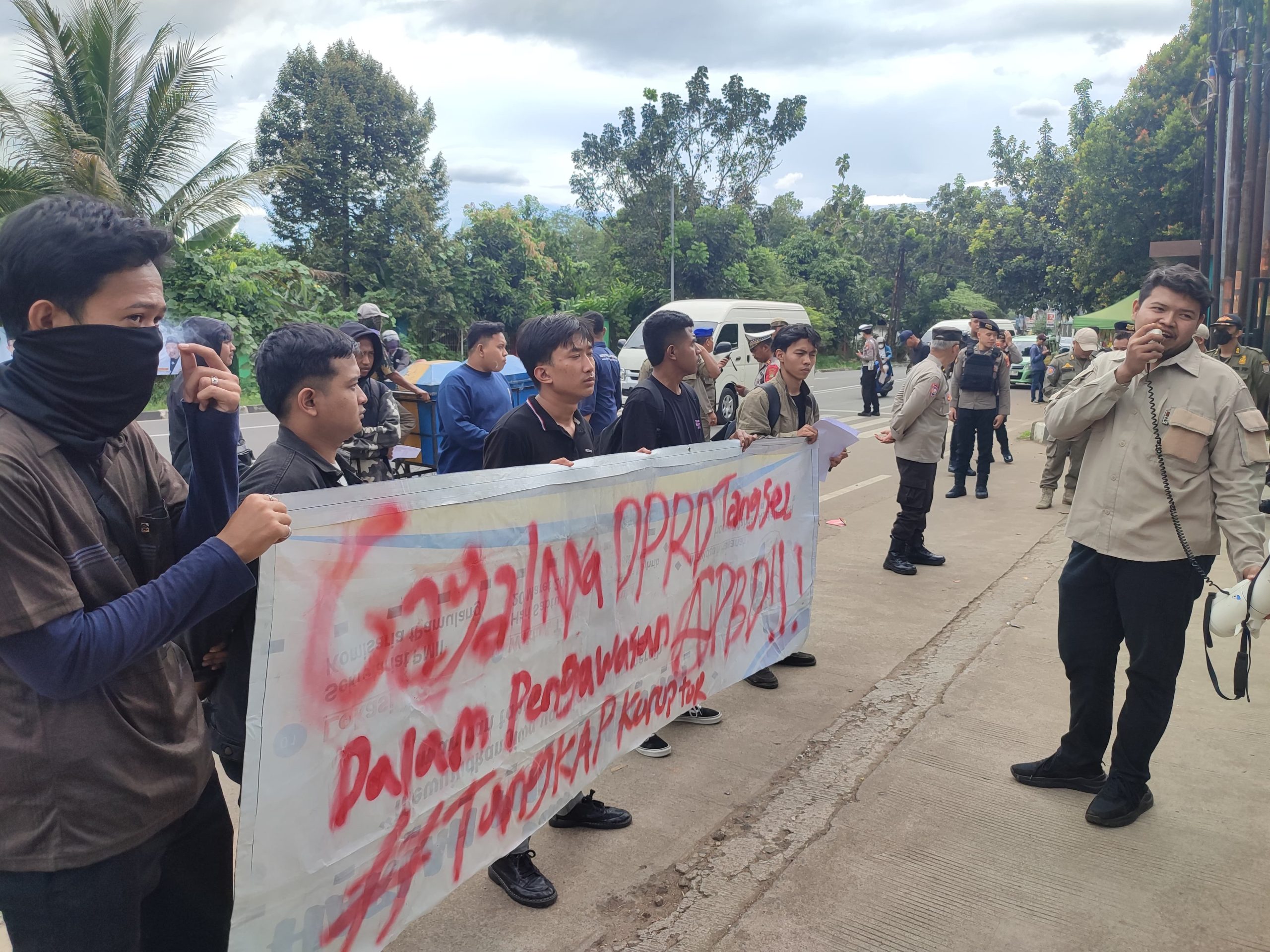 Sampah Bikin Ricuh! DPRD Tangsel Dituding Tutup Mata