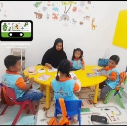 ambar anak-anak Pijarkids sedang membaca bersama dengan suasana belajar yang ceria dan warna cerah.