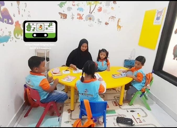 ambar anak-anak Pijarkids sedang membaca bersama dengan suasana belajar yang ceria dan warna cerah.