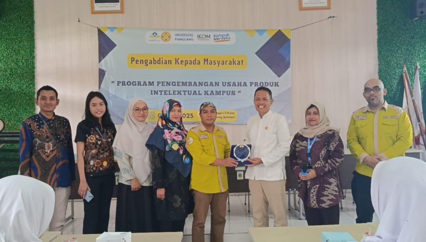 Foto Caption: SERAHKAN PLAKAT – Kepala Perwakilan Kelompok PkM FIKOM UNPAM, Hermansyah, S.Sos., M.I.Kom., menyerahkan plakat kepada Wakil Kepala SMKN 5 Tangsel bidang Kehumasan, Rudy Darmawan, S.Pd., sebagai tanda diterimanya kegiatan PkM di sekolah tersebut.