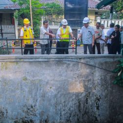 Wakil Wali Kota Tangerang Selatan Pilar Saga Ichsan bersama Kadis SDABMBK saat meninjau langsung lokasi banjir di Melati Mas