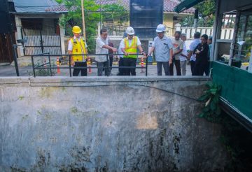 Wakil Wali Kota Tangerang Selatan Pilar Saga Ichsan bersama Kadis SDABMBK saat meninjau langsung lokasi banjir di Melati Mas