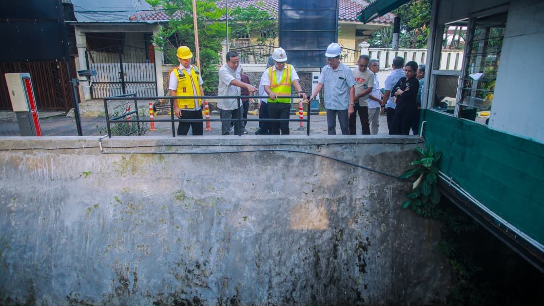 Wakil Wali Kota Tangerang Selatan Pilar Saga Ichsan bersama Kadis SDABMBK saat meninjau langsung lokasi banjir di Melati Mas