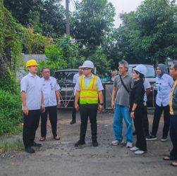 Wakil Wali Kota Tangerang Selatan, Pilar Saga Ichsan, melakukan peninjauan di wilayah melati mas