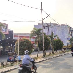 Foto: Kondisi Jalan WR Supratman Ciputat Timur Bebas dari Kabel Udara