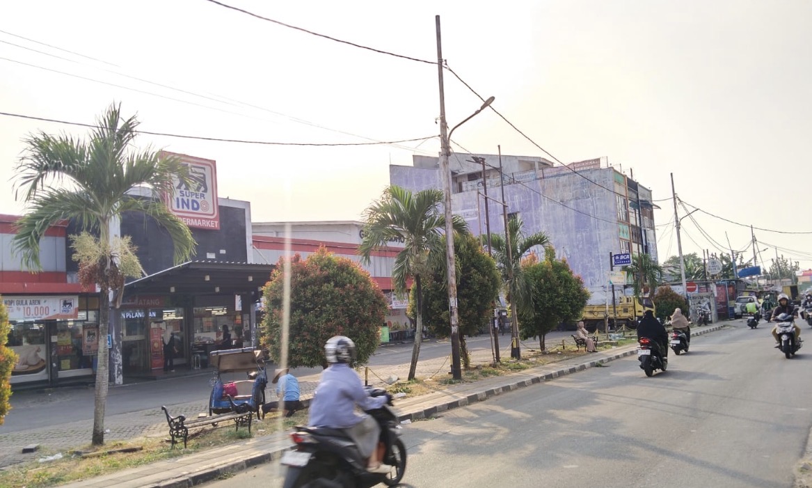 Foto: Kondisi Jalan WR Supratman Ciputat Timur Bebas dari Kabel Udara